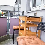 Ruhige Wohnung im . Private Parkplatz ,Balkon ,Netflix